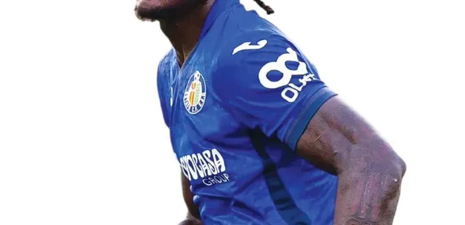 Jugador de fútbol celebrando en uniforme azul