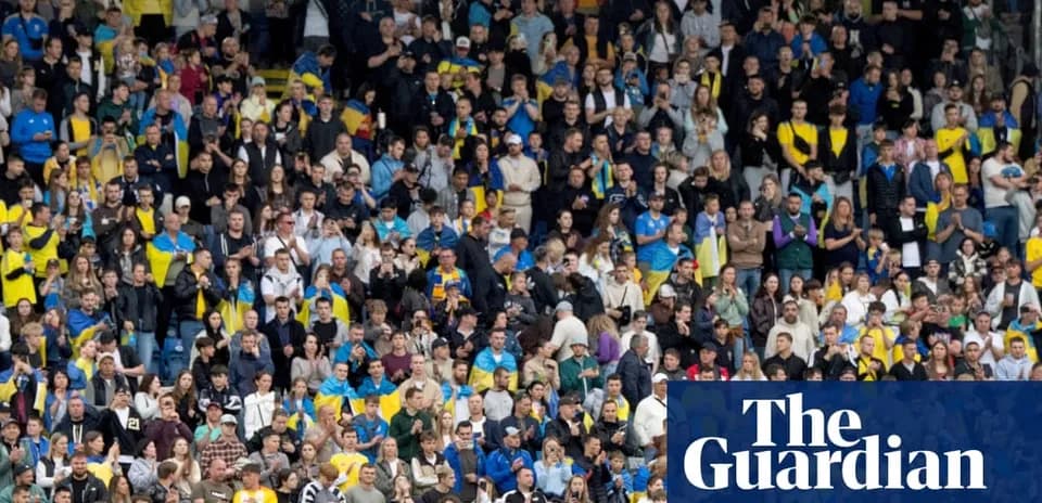 Multitud de aficionados animando en un estadio