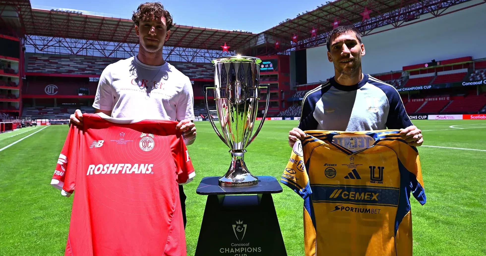 Jugadores de Toluca y Tigres con trofeo