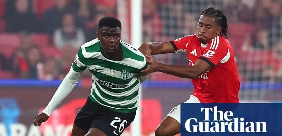 Jugadores de Sporting y Benfica compitiendo por el balón