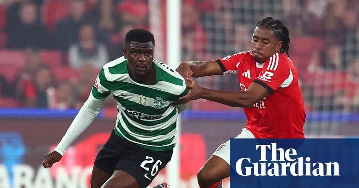 Jugadores de Sporting y Benfica compitiendo por el balón