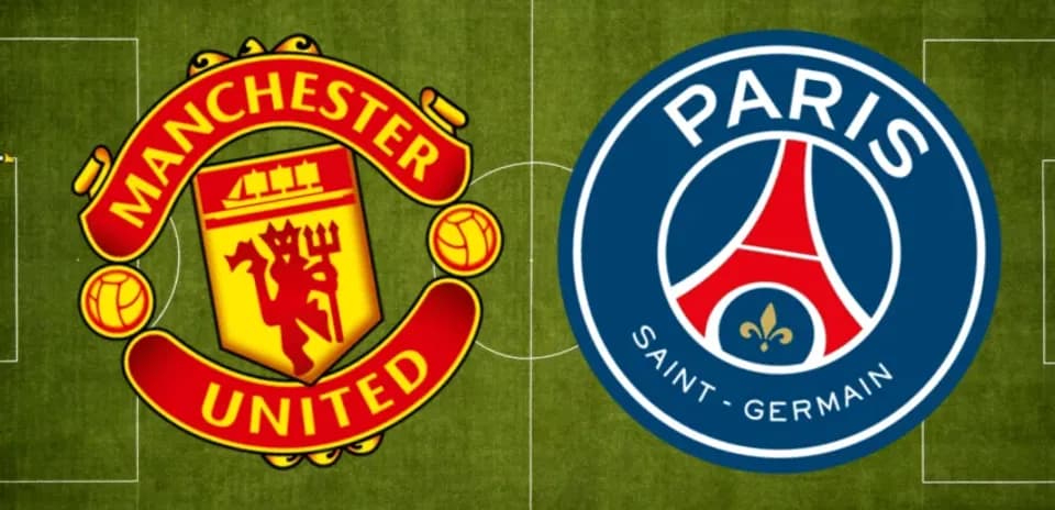 Logos de Manchester United y Paris Saint-Germain en el campo