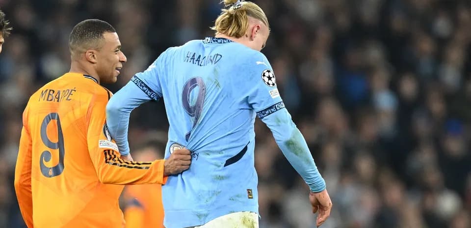 Mbappé pulling Haaland's shirt during match