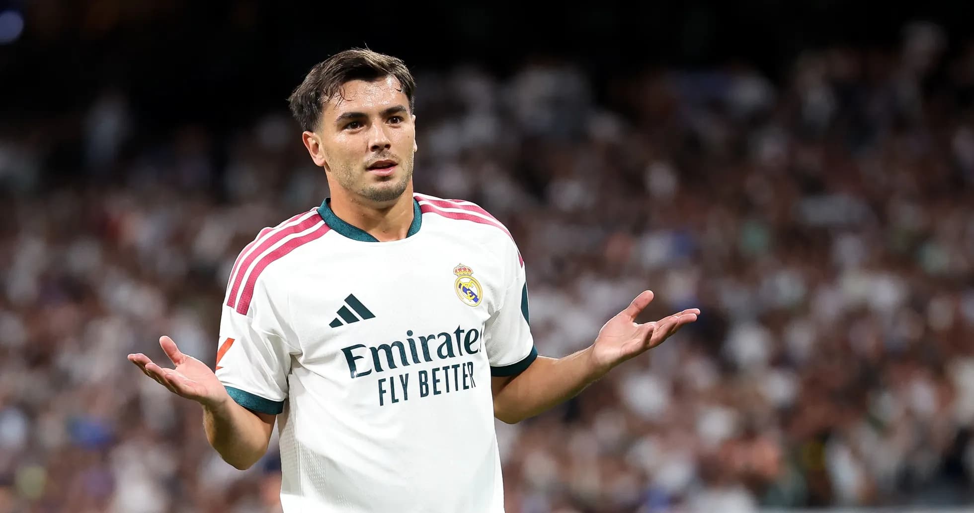 Jugador del Real Madrid mostrando confusión en el campo