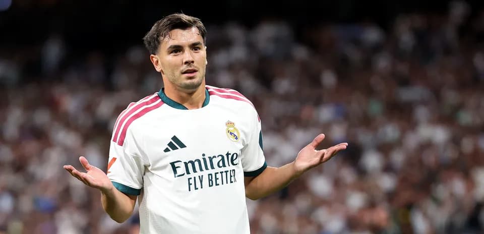 Jugador del Real Madrid mostrando confusión en el campo