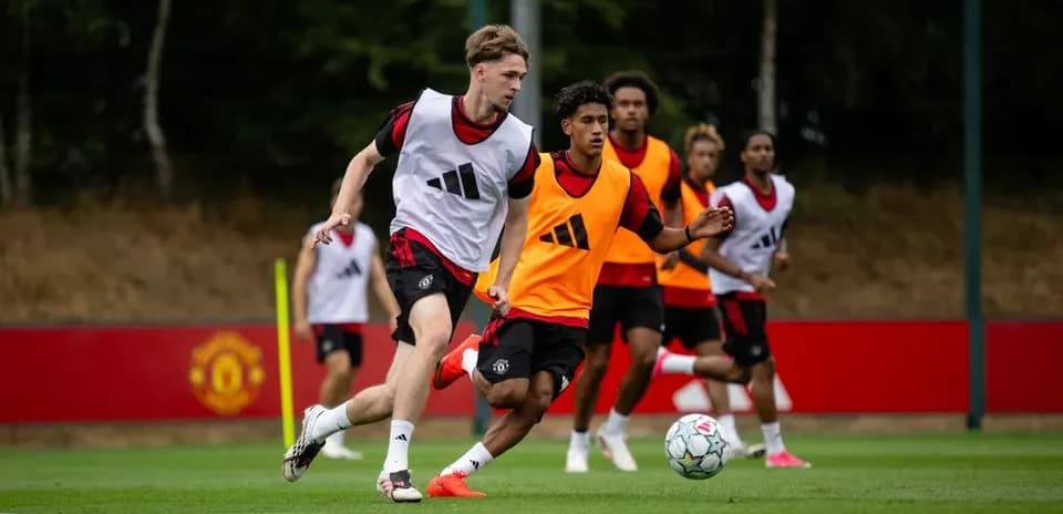 Jugadores entrenando en la cancha de Manchester United
