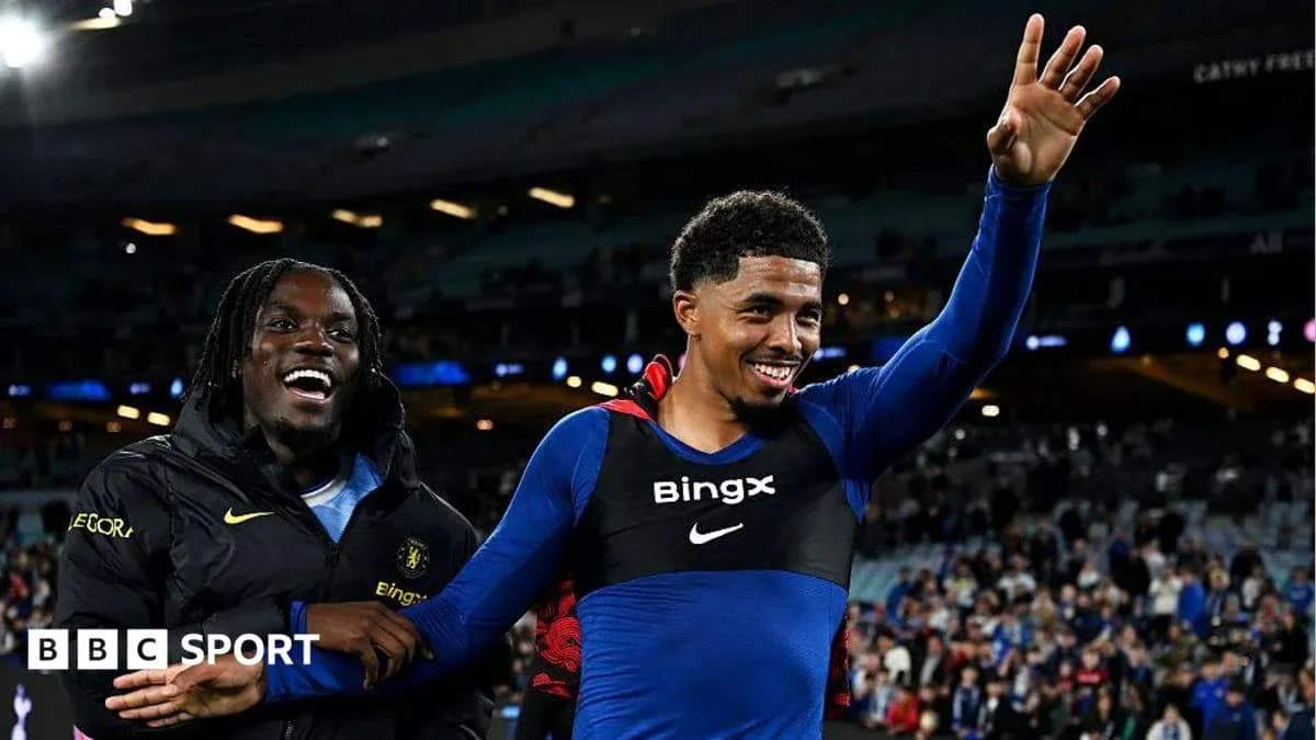 Dos jugadores celebrando en el campo tras partido