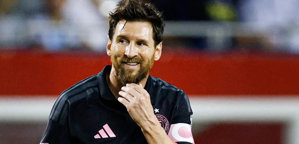Jugador con camiseta negra sonriendo durante el partido