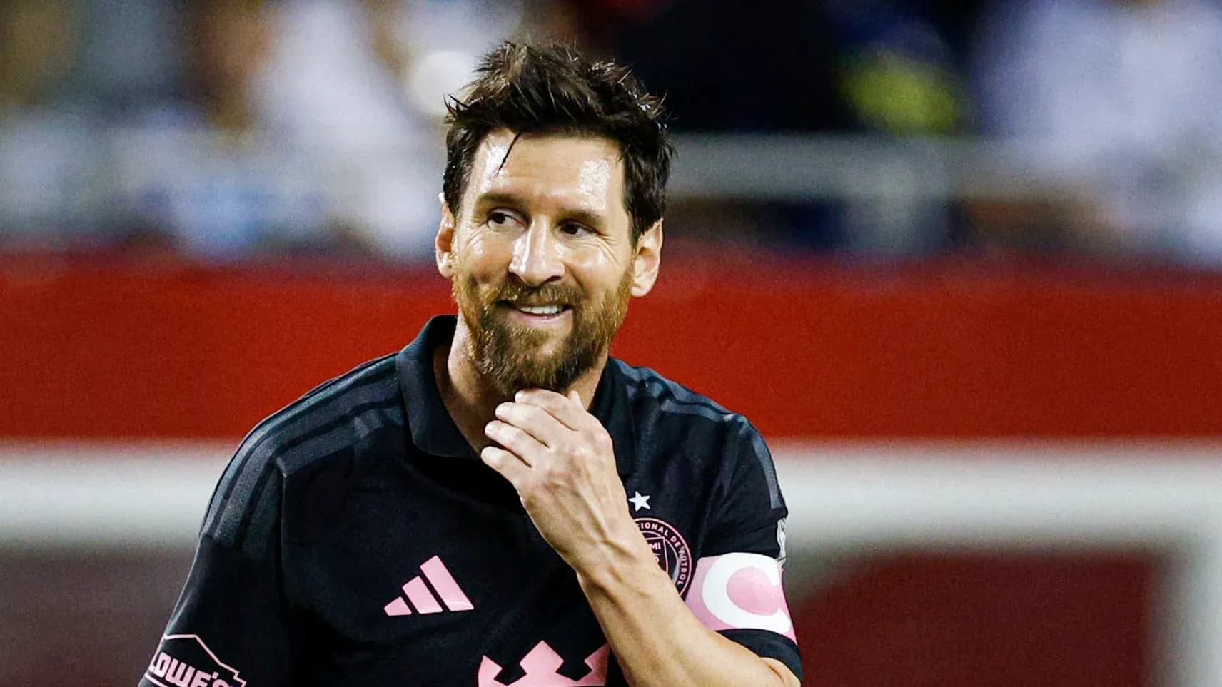 Jugador con camiseta negra sonriendo durante el partido