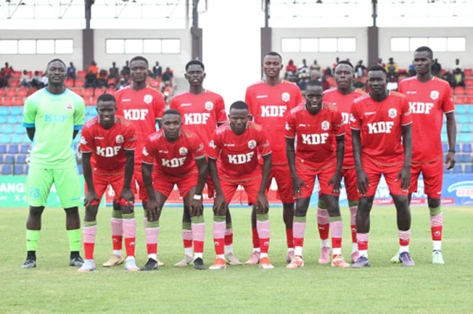 Equipo KDF posando en el campo antes del partido