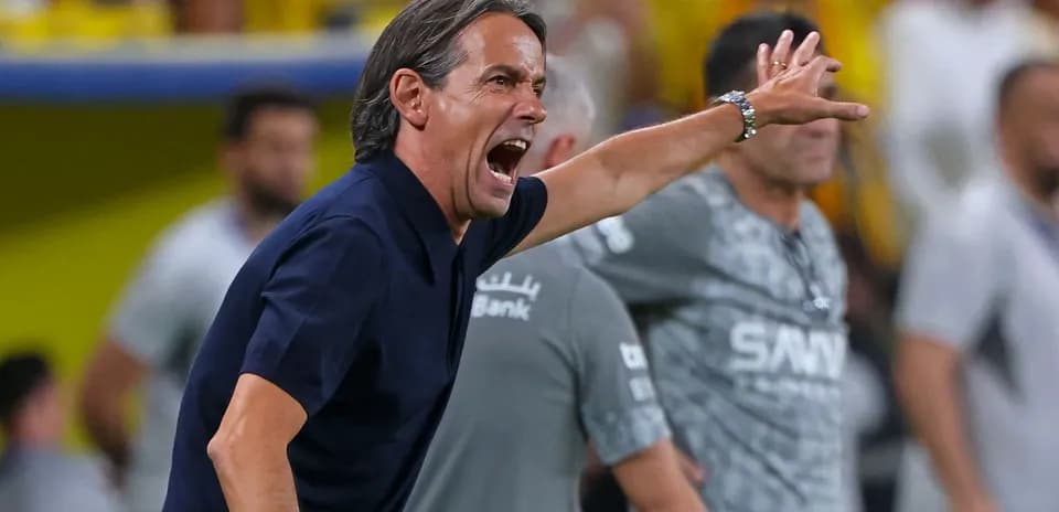 Entrenador dando instrucciones durante un partido