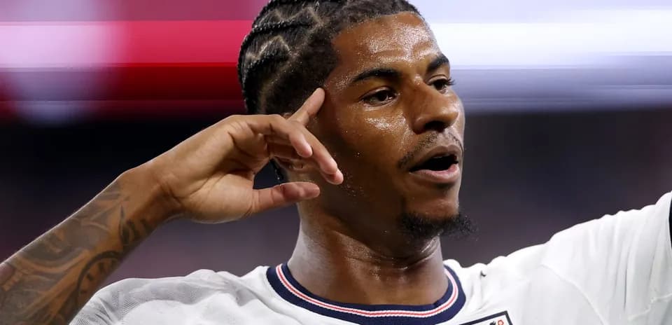 Jugador señalando su cabeza durante el partido