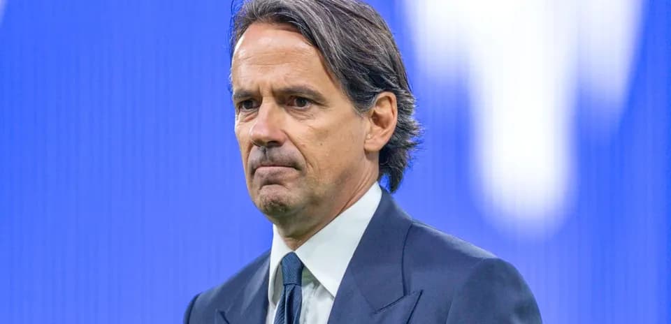 Entrenador de pie en conferencia de prensa