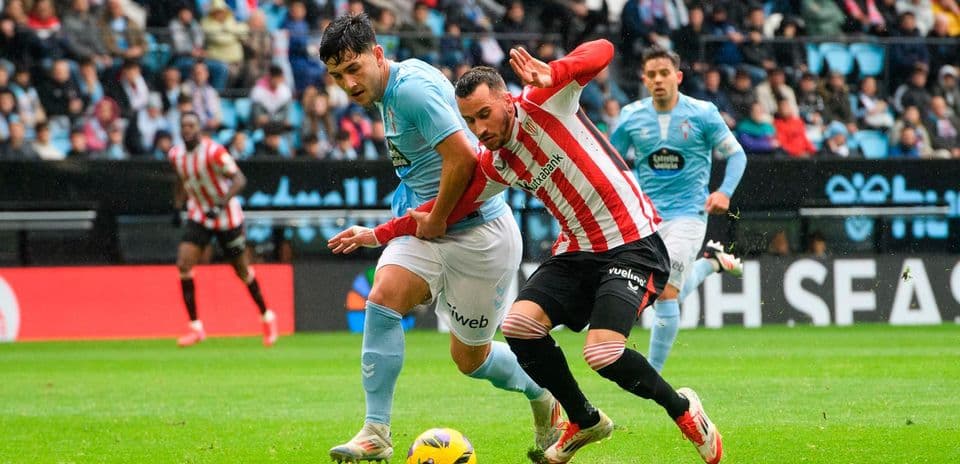 Dos jugadores compitiendo por el balón en partido