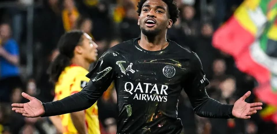 Jugador de PSG celebrando en el campo de fútbol