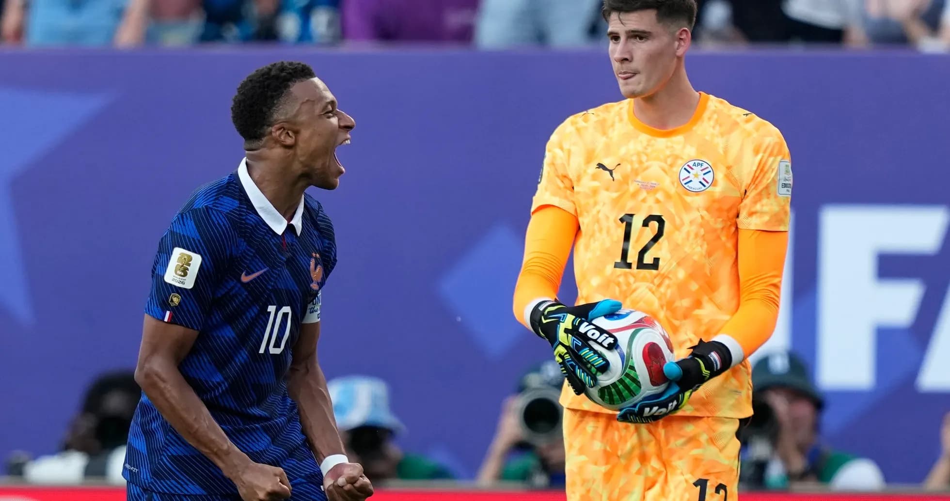 Jugador de Francia celebra un gol