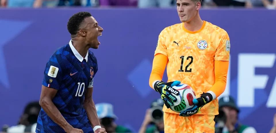 Jugador de Francia celebra un gol