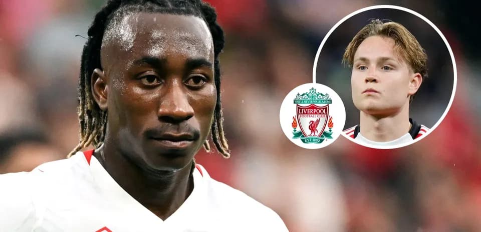 Jugador en primer plano con logo de Liverpool