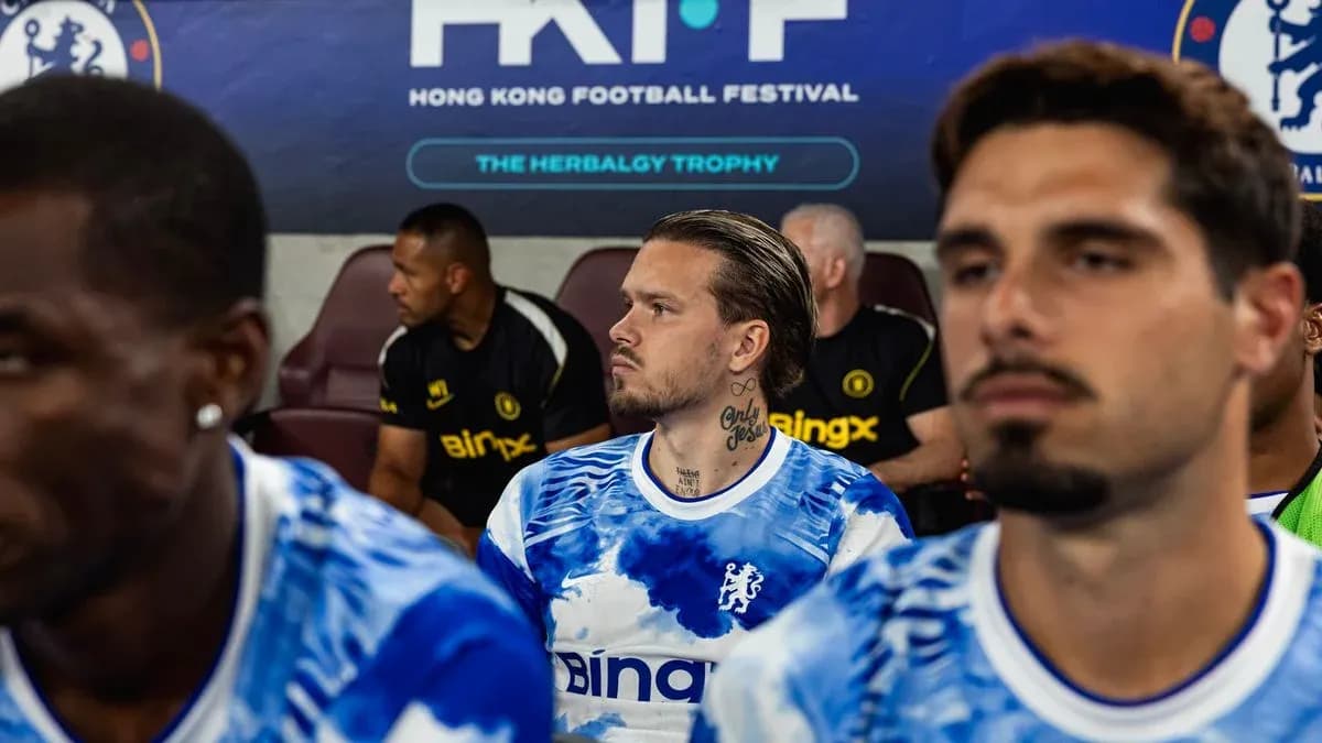 Jugadores sentados en el banquillo antes del partido