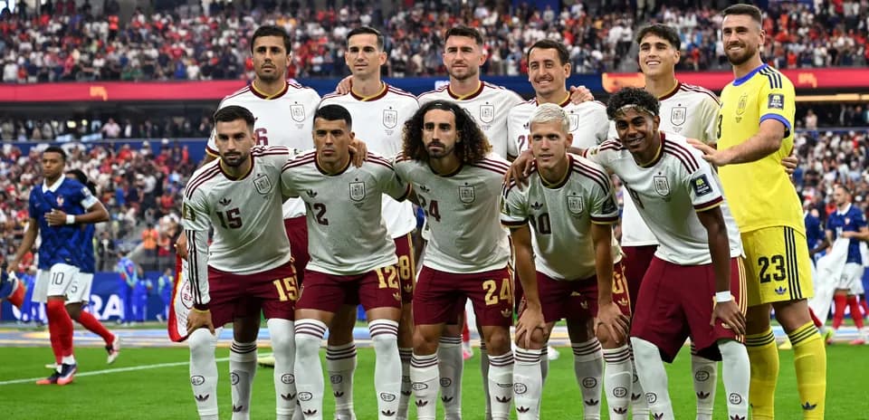 Equipo de fútbol de España posando en el campo