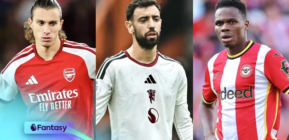 Tres jugadores de fútbol en uniforme de equipo
