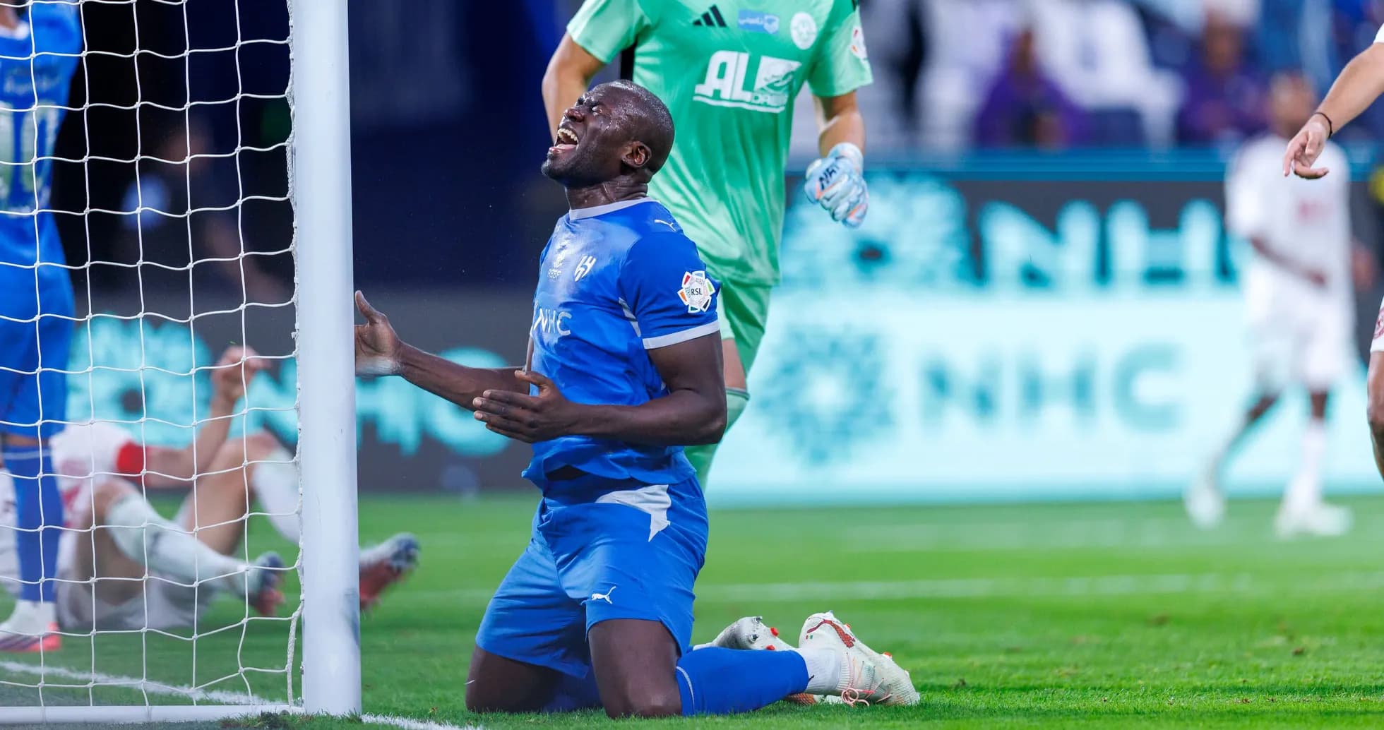 Jugador arrodillado tras perder una oportunidad de gol