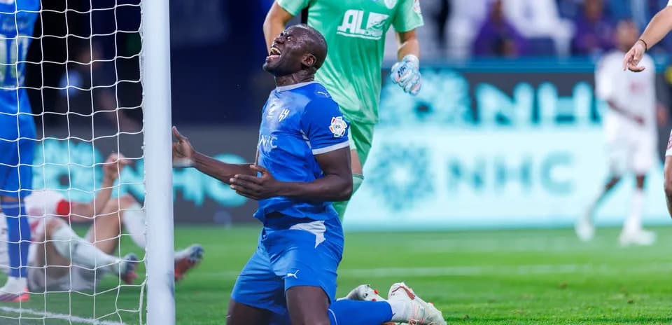 Jugador arrodillado tras perder una oportunidad de gol