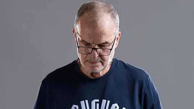 Hombre con gafas mirando hacia abajo en estudio