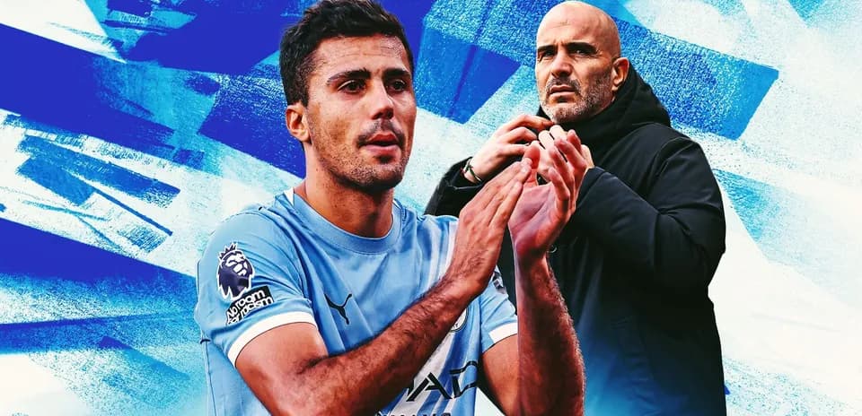 Jugador aplaudiendo con entrenador al fondo