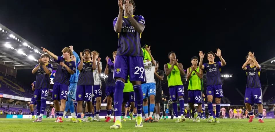 Jugadores de Orlando City II celebrando la victoria