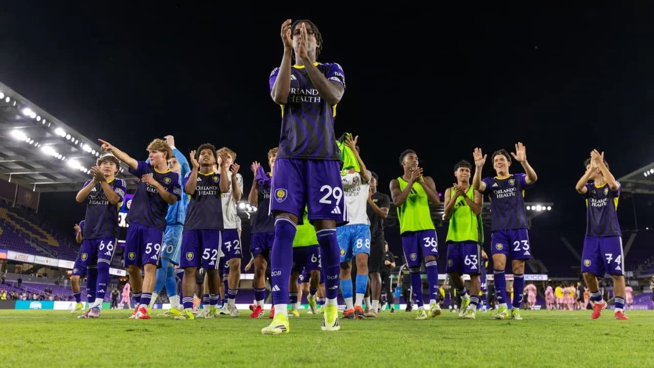 Jugadores de Orlando City II celebrando la victoria