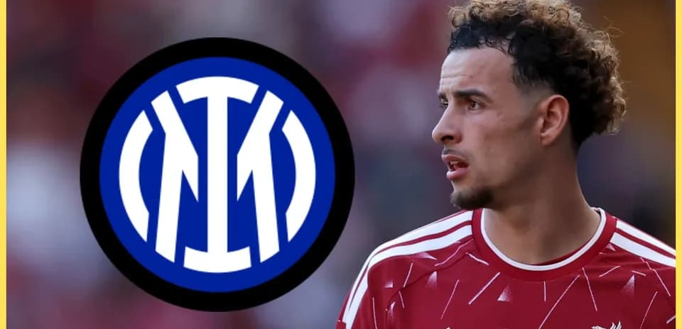 Jugador con camiseta de Liverpool junto al logo del Inter