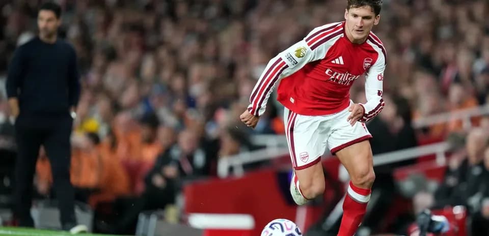 Jugador de Arsenal lanzando el balón en el campo