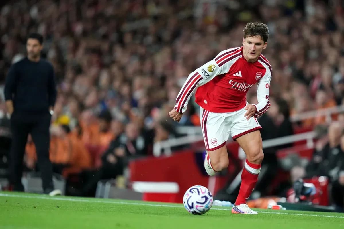Jugador de Arsenal lanzando el balón en el campo