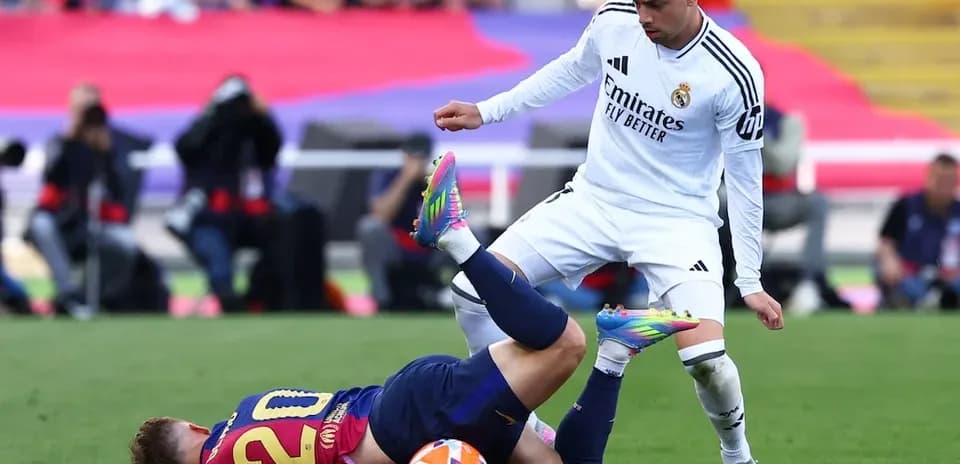 Jugador de Barcelona cae durante el clásico