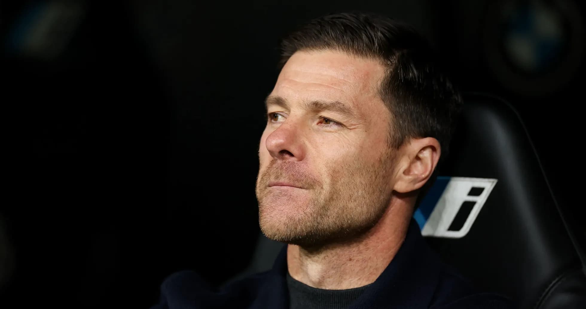 Entrenador sentado en el banquillo durante partido