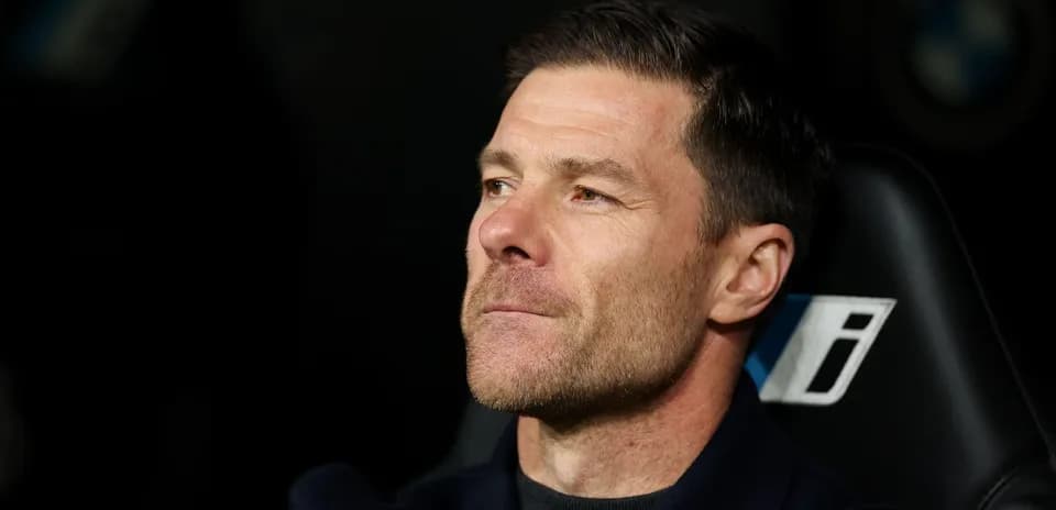 Entrenador sentado en el banquillo durante partido