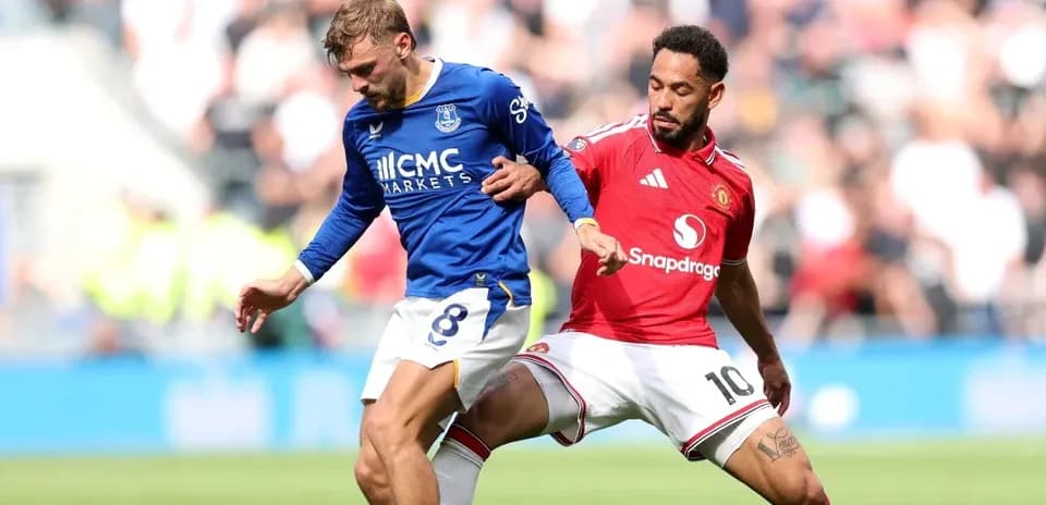 Jugadores de Everton y Manchester United en acción