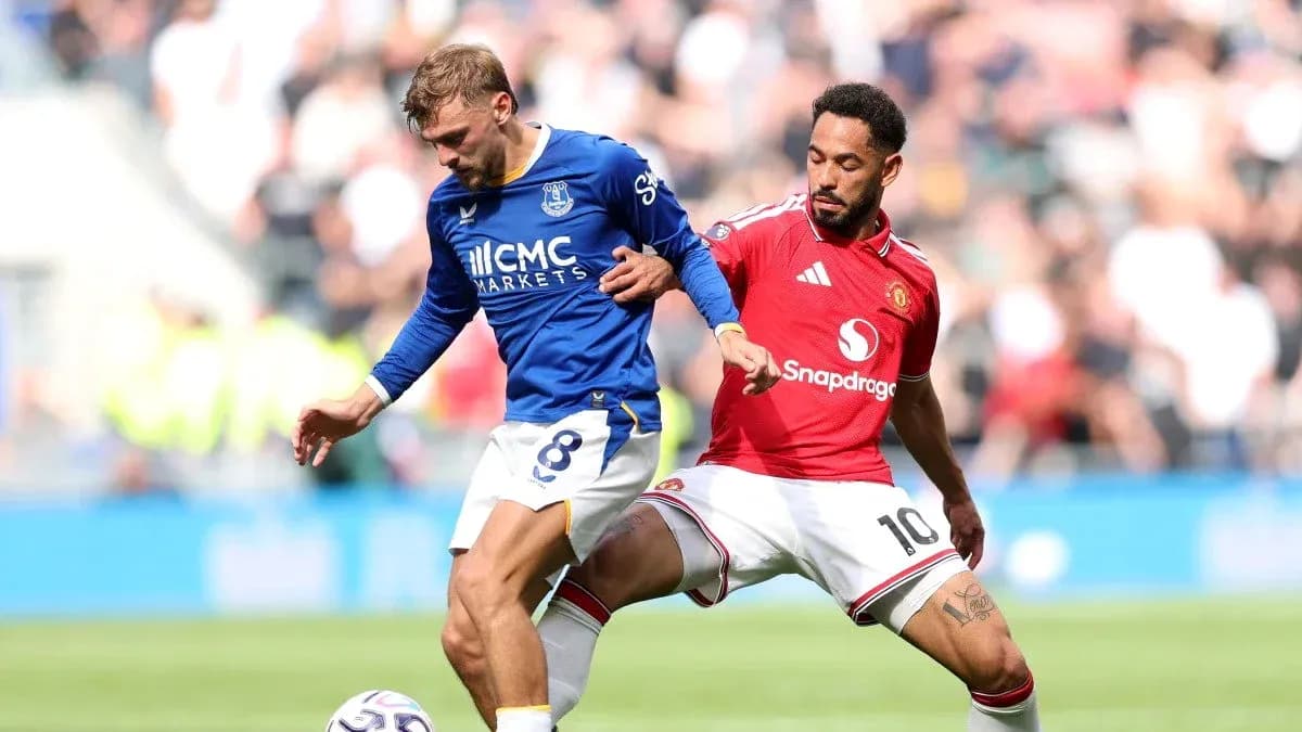Jugadores de Everton y Manchester United en acción