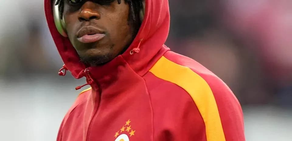 Jugador de Galatasaray con sudadera y gorra