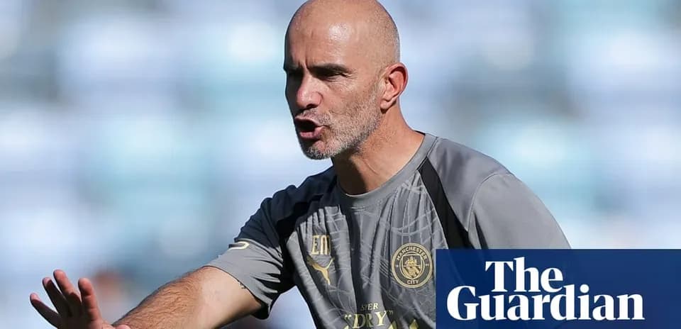 Entrenador dirigiendo una sesión de entrenamiento