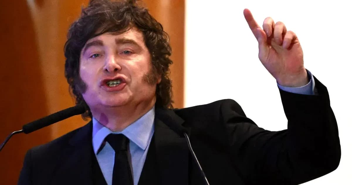 Hombre hablando en un podio con un gesto enérgico