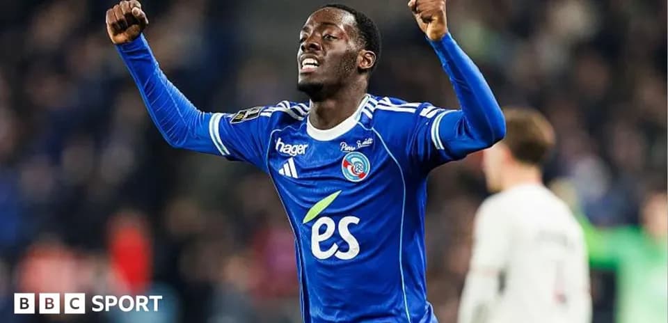 Jugador de fútbol celebrando en uniforme azul