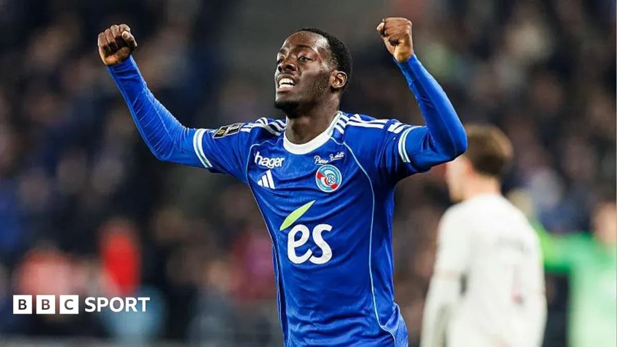 Jugador de fútbol celebrando en uniforme azul