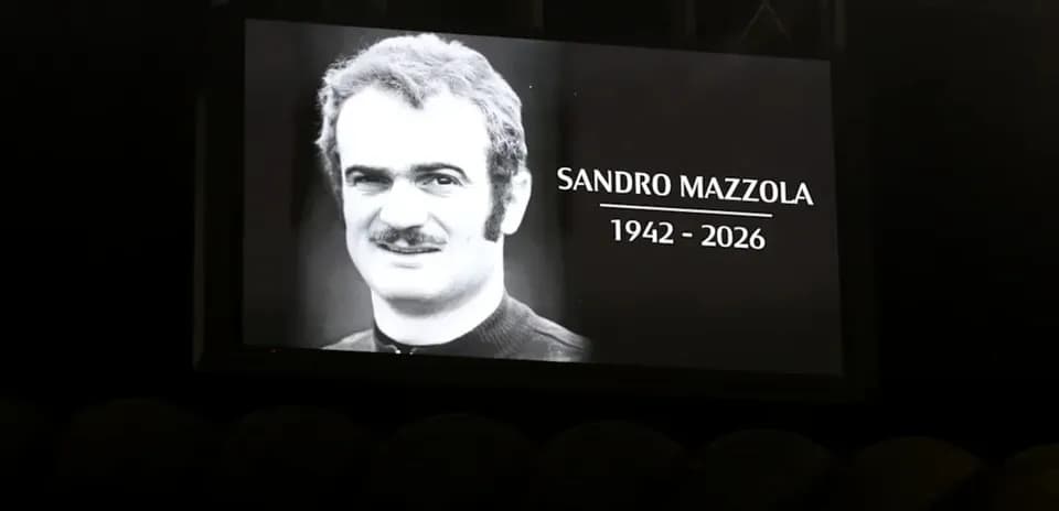 Pantalla que muestra homenaje a Sandro Mazzola