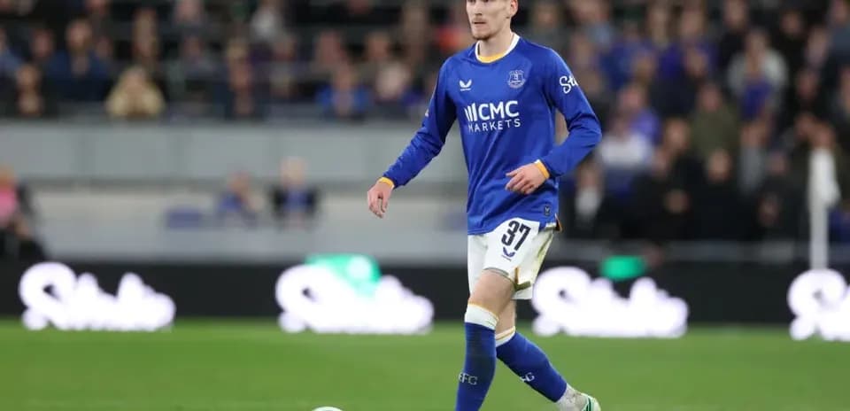 Jugador de Everton caminando con balón en el campo