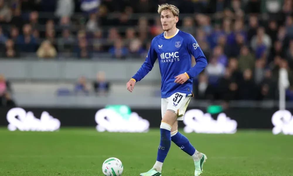 Jugador de Everton caminando con balón en el campo