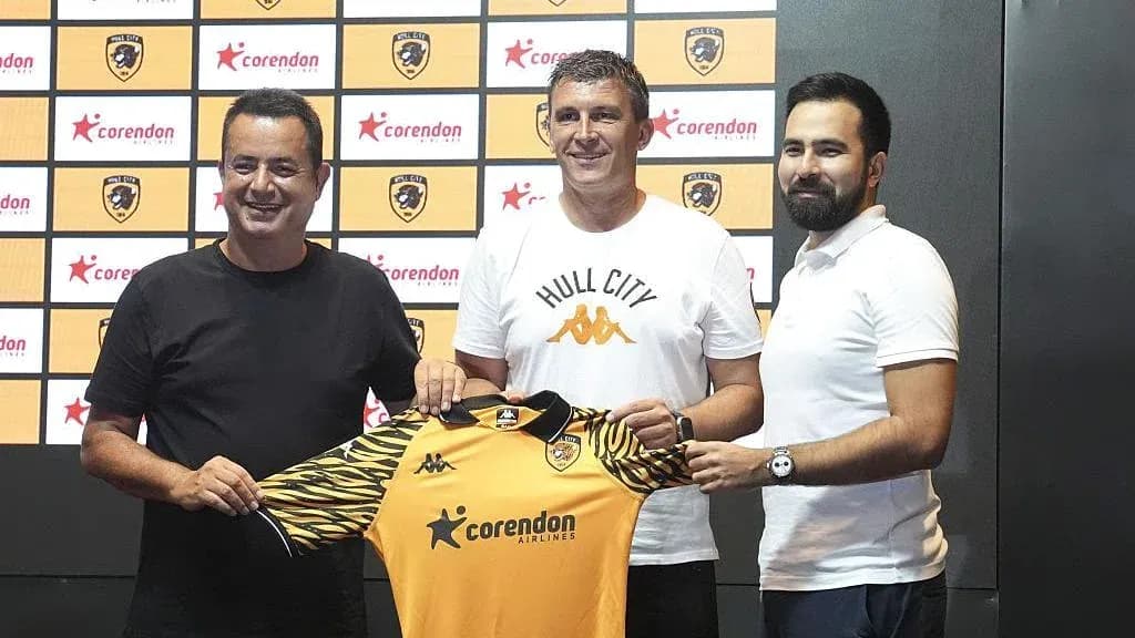 Presentación del nuevo entrenador con camiseta del equipo