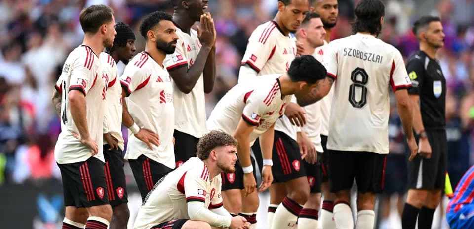 Jugadores de Liverpool en la barrera durante un tiro libre