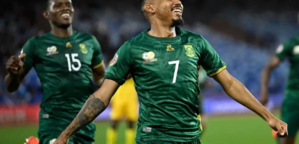 Jugador sudafricano celebrando un gol en partido